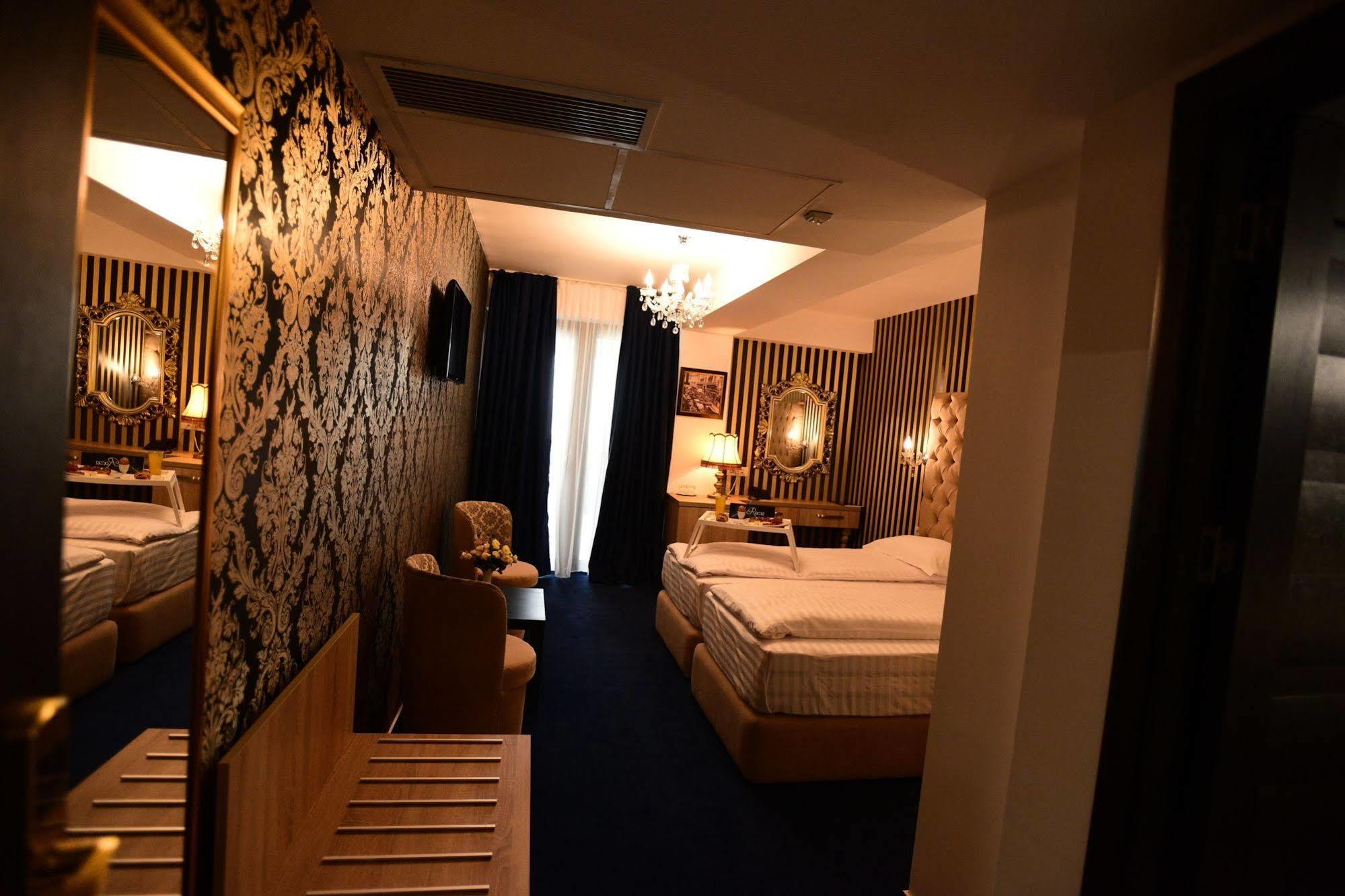 La Rocca Boutique Hotel Craiova Esterno foto