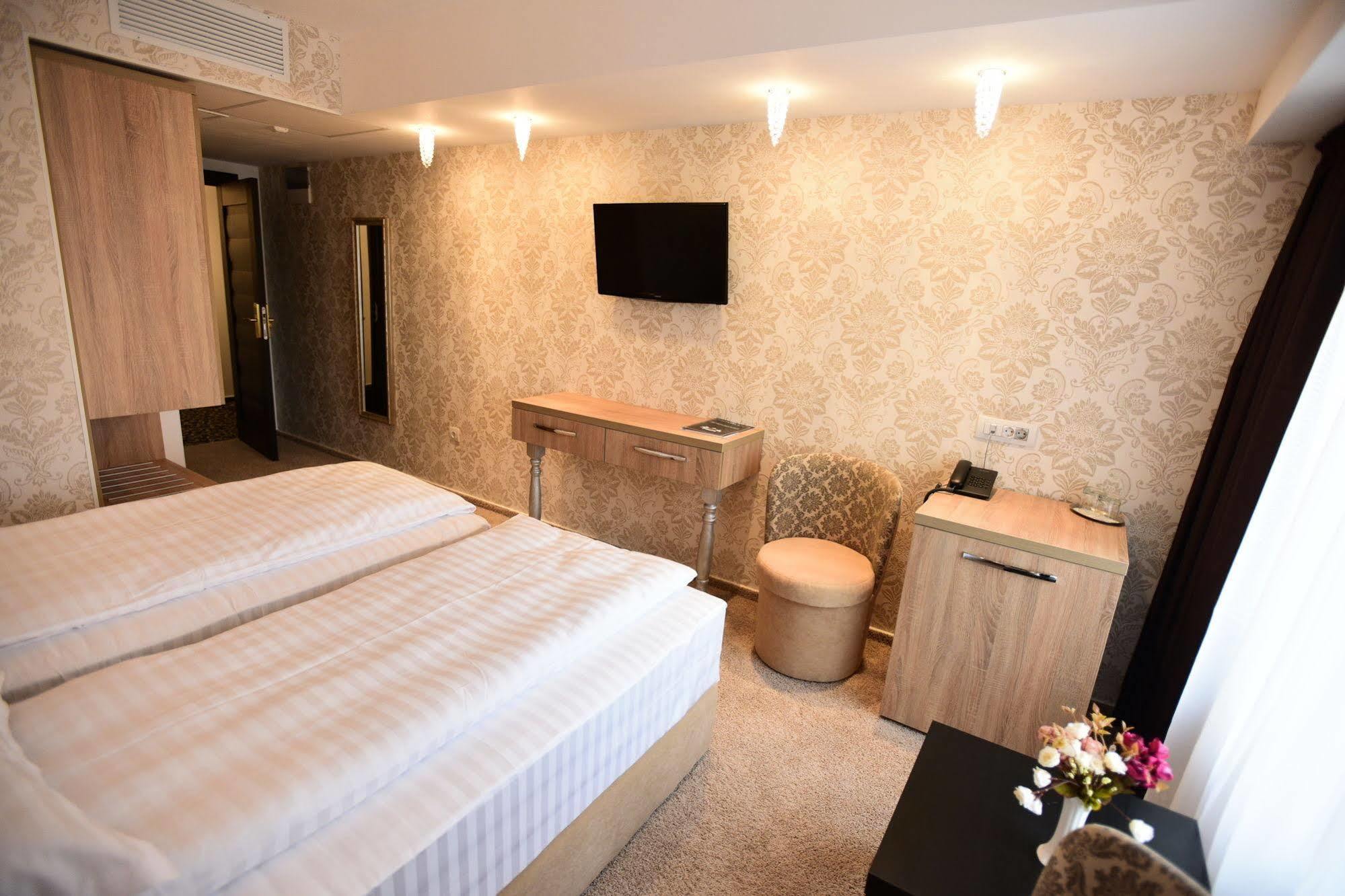 La Rocca Boutique Hotel Craiova Esterno foto