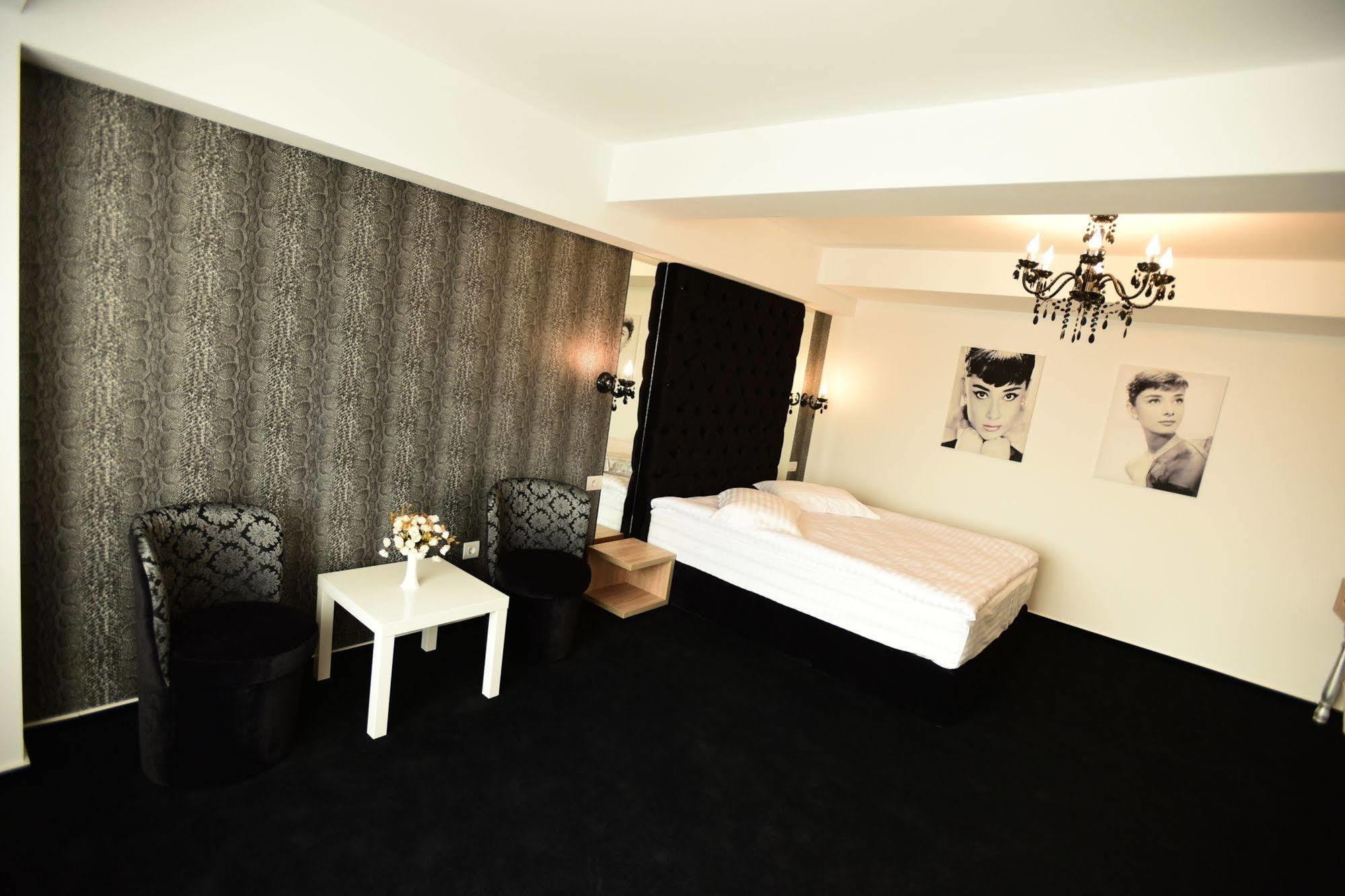 La Rocca Boutique Hotel Craiova Esterno foto